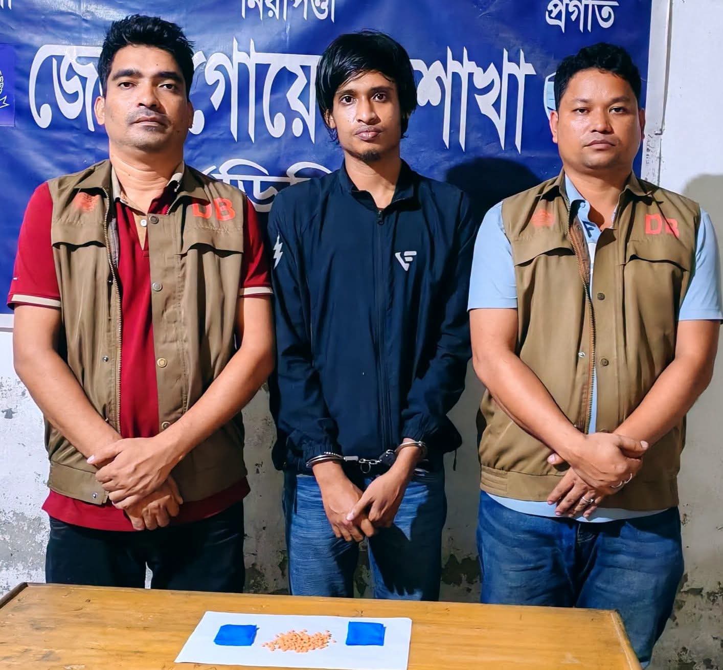 সেনবাগ থানাধীন ৬নং কাবিলপুর ইউনিয়নের ৬নং ওয়ার্ডস্থ সেনবাগ রাস্তার মাথা চৌমুহনী টু ফেনীগামী রাস্তার উপত্তর পাশে বিসমিল্লাহ অটো সেন্টার এর সামনে রাস্তার উপর অভিযান পরিচালনা করে.