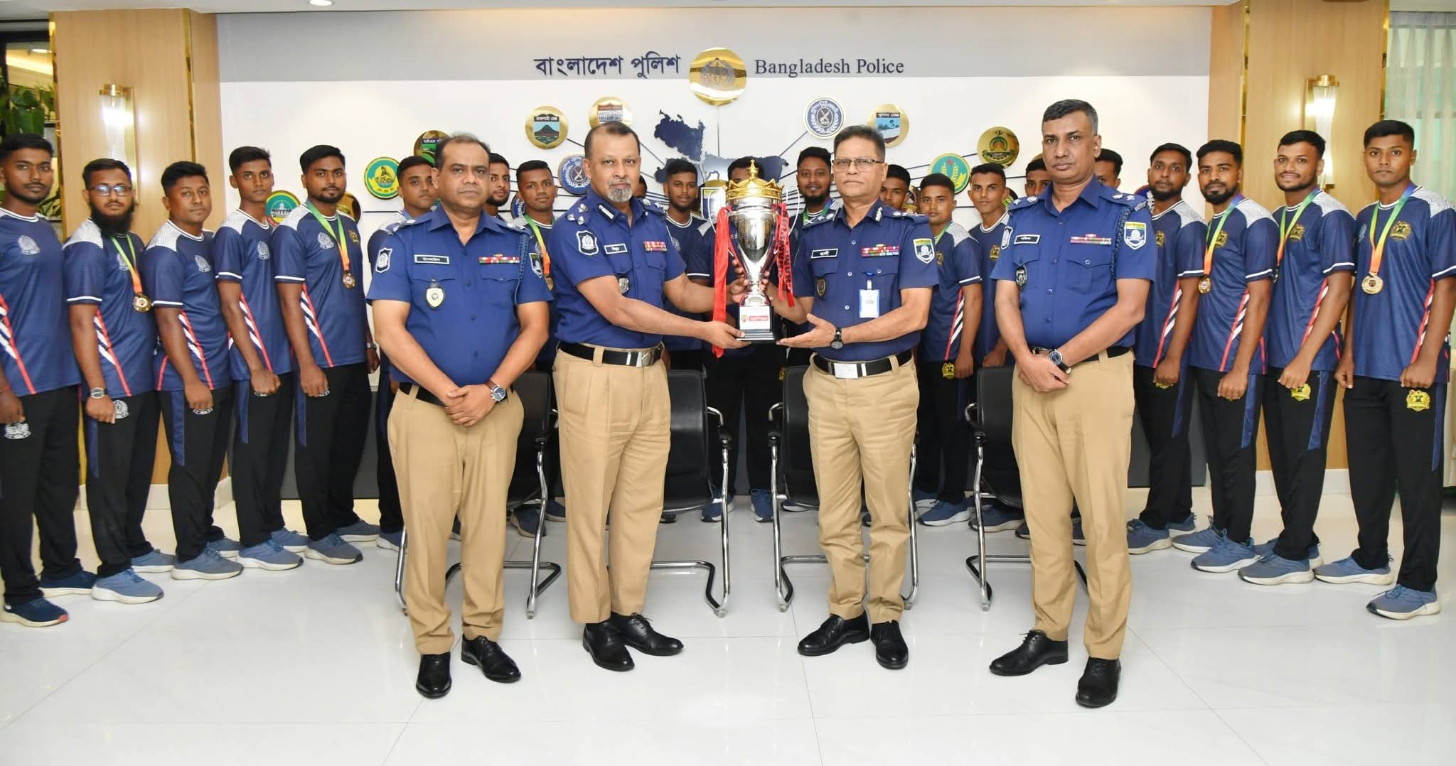 আইজিপি মহোদয়ের সাথে বাংলাদেশ পুলিশ ডজবল (পুরুষ) চ্যাম্পিয়ন টিমের সৌজন্য সাক্ষাৎ
