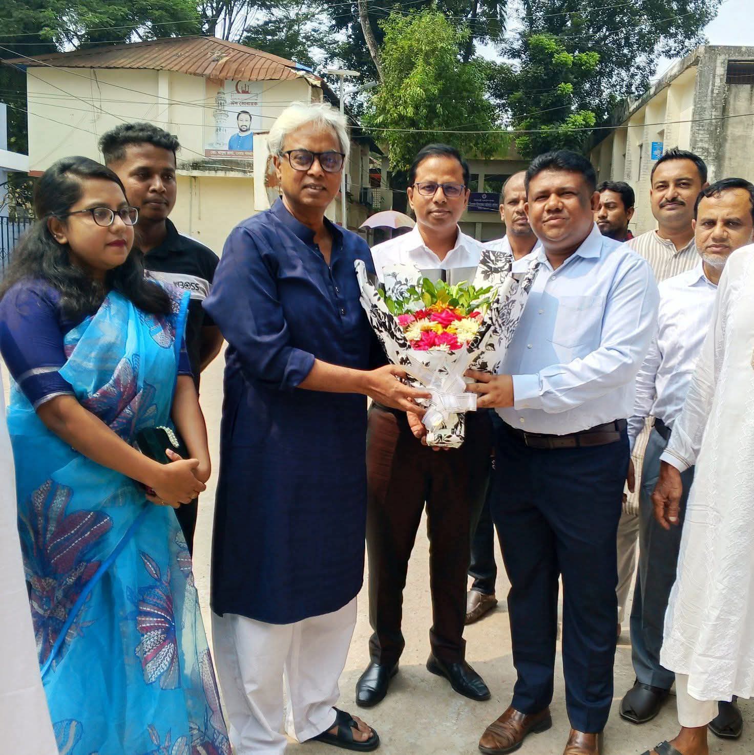 চাটখিলে প্রযুক্তি ও বিজ্ঞান মন্ত্রণালয়, সভাপতি মো: আনোয়ার হোসেন সচিব এর আগমন উপলক্ষে উপস্থিত ছিলেন জনাব মিজানুর রহমান উপজেলা নির্বাহী অফিসার।