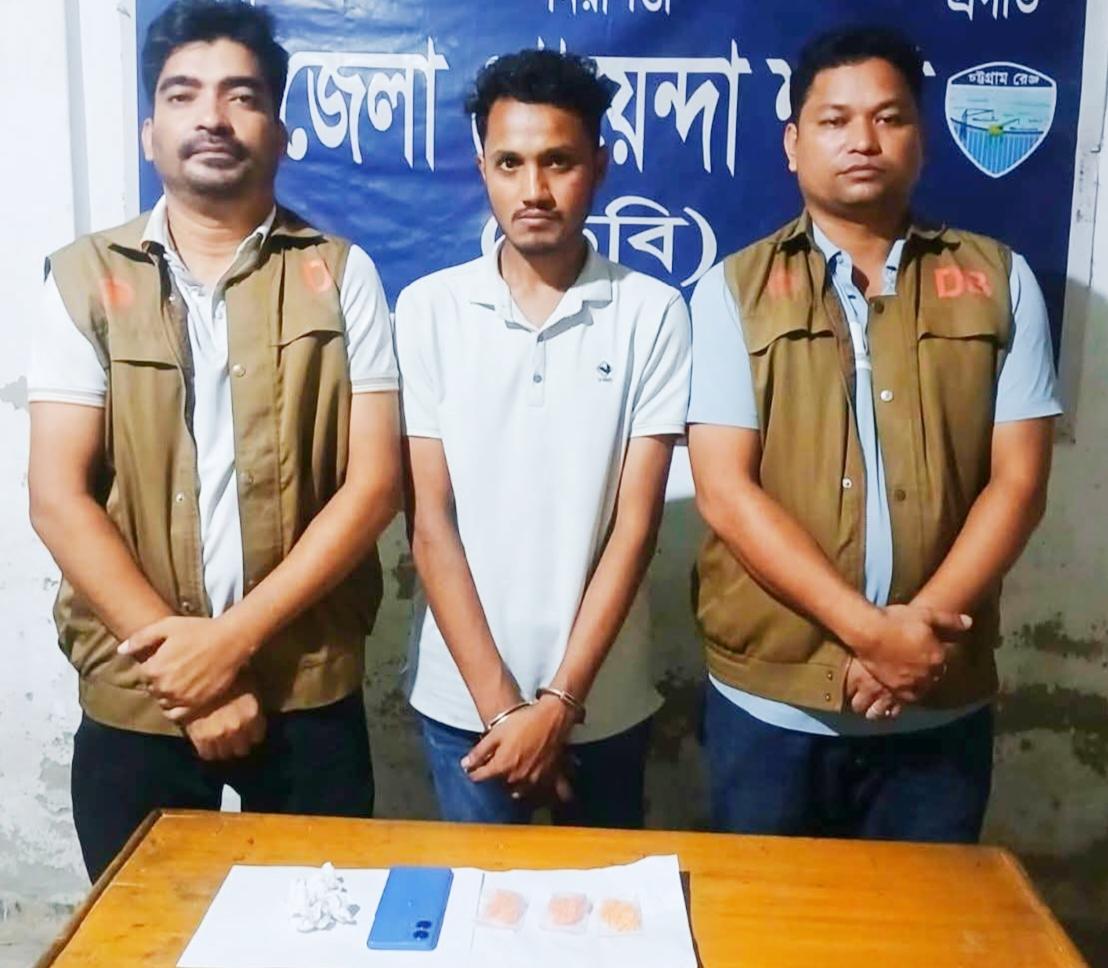 জেলা গোয়েন্দা শাখা (ডিবি) নোয়াখালী কর্তৃক অভিযান পরিচালনা করে ৩০০ (তিনশত) পিস ইয়াবা সহ ০১ জন আসামি গ্রেফতার।